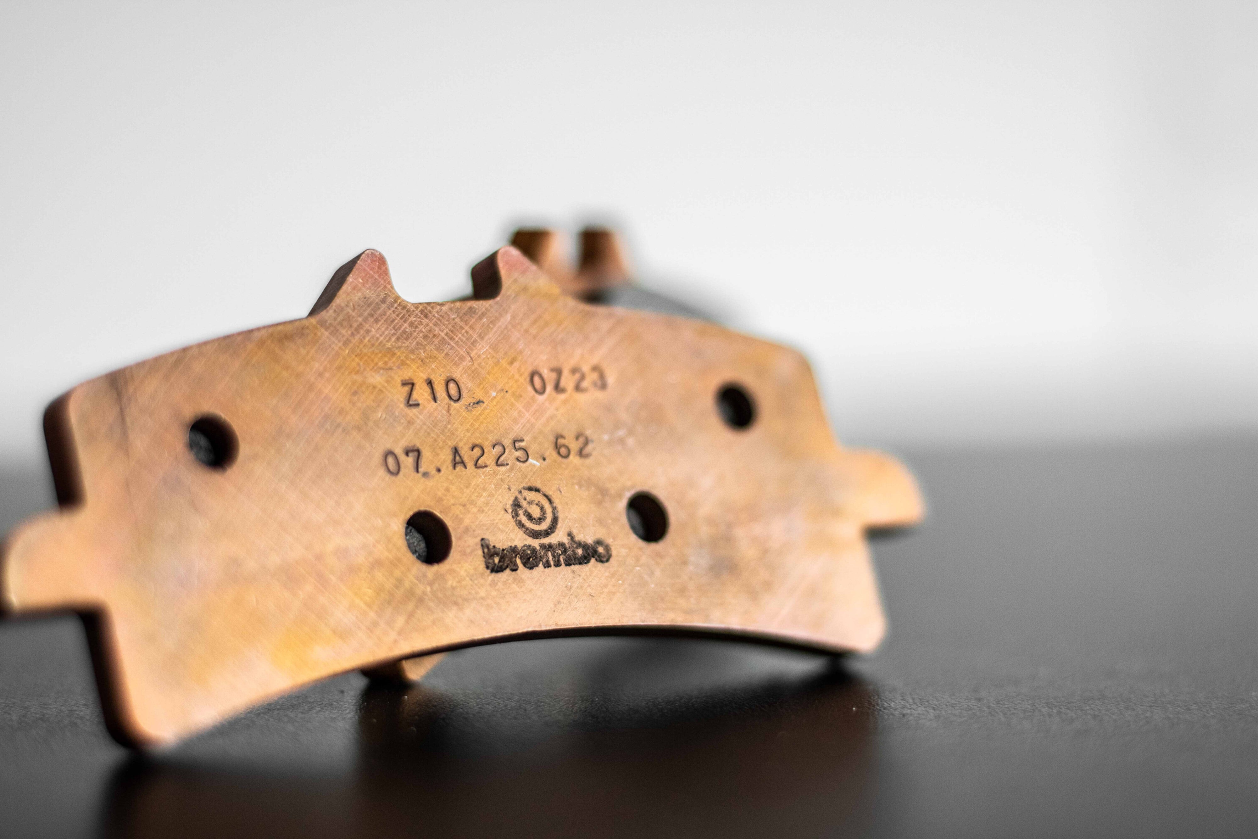 Brembo Z10 Racing-ブレーキパッド は Brembo M4/M50 および GP4-RX 107A48659 用です。 