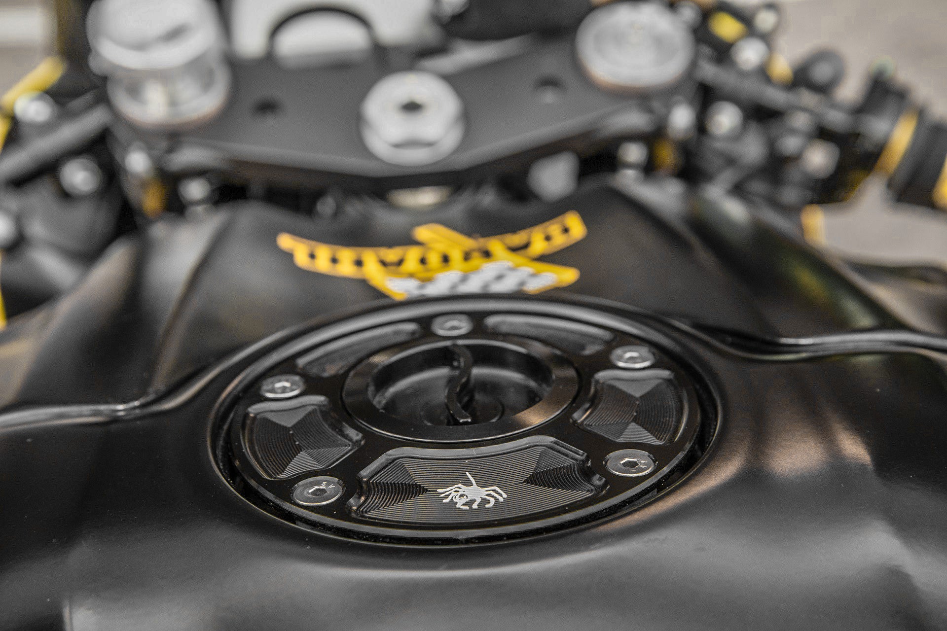 スパイダー・レーシング RSV4/1100 ファクトリー/RF/RR (17-25) 60.A02 用のクイックリリースタンクキャップ 